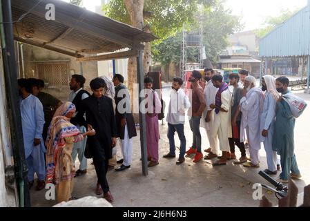 30. April 2022, Lahore, Punjab, Pakistan: Pakistanische Menschen fahren mit einem überfüllten Personenzug in ihre Dörfer und Städte, um das muslimische Weihnachtsfest Eid al-Fitr in Lahore zu feiern. Muslime auf der ganzen Welt bereiten sich darauf vor, den Eid al-Fitr zu feiern, der das Ende des Fastenmonats Ramadan markiert. (Bild: © Rana Sajid Hussain/Pacific Press via ZUMA Press Wire) Stockfoto