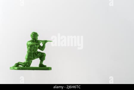 Grüner Plastikspielzeug Soldat amerikanischer Fallschirmjäger in einer Bauchlage mit Gewehr Stockfoto