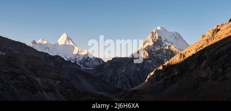 Mount jampayang und Mount chanadorje bei Sonnenaufgang im yading Nationalpark, bezirk daocheng, Provinz sichuan, china Stockfoto