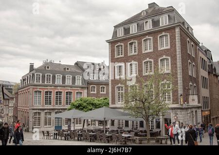 Aachen April 2022: Willy-Brandt-Platz im Frühjahr. Im Hintergrund die aquis plaza Stockfoto
