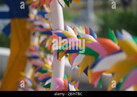 Eine Reihe von bunten Origami-Papierpropellern Stockfoto