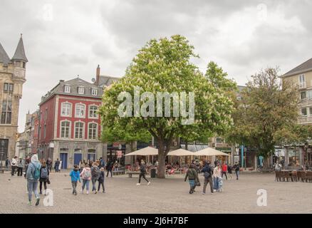 Aachen April 2022: Willy-Brandt-Platz im Frühjahr. Im Hintergrund die aquis plaza Stockfoto