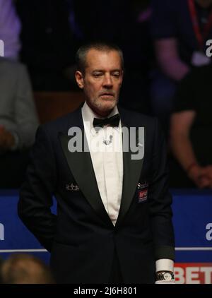 Sheffield, Yorkshire, Großbritannien. Mai 1. 2022: Crucible Theater, Sheffield Yorkshire, England; Betfred World Championship Snooker Final, Ronnie O'Sullivan gegen Judd Trump: Schiedsrichter Olivier Marteel Credit: Action Plus Sports Images/Alamy Live News Stockfoto