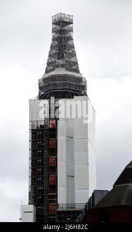 Manchester, Großbritannien, 2.. Mai 2022. Der Glockenturm von Manchester Town Hall, Manchester, England, Großbritannien, Britische Inseln, Derzeit sind Gerüste vorhanden und teilweise in Gebäudehüllen eingefasst. Im Jahr 2024, nach Ausgaben von £300m, Manchester City Council hofft, das Rathaus wieder zu öffnen, restauriert und renoviert. Quelle: Terry Waller/Alamy Live News Stockfoto