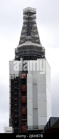 Manchester, Großbritannien, 2.. Mai 2022. Der Glockenturm von Manchester Town Hall, Manchester, England, Großbritannien, Britische Inseln, Derzeit sind Gerüste vorhanden und teilweise in Gebäudehüllen eingefasst. Im Jahr 2024, nach Ausgaben von £300m, Manchester City Council hofft, das Rathaus wieder zu öffnen, restauriert und renoviert. Quelle: Terry Waller/Alamy Live News Stockfoto