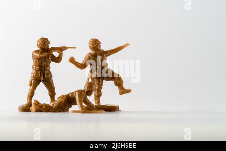 Ukraine russland Krieg Spiel Konflikt Spielzeug Soldaten in braunen camo Stockfoto