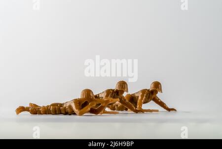 Ausgewählter Fokus Ukraine russland Kriegsspiel Konflikt Spielzeug Soldaten in braunen Camo liegend Stockfoto