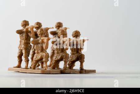 Platoon American Service personell Fallschirmjäger in Spielzeug Soldat Form braunen Schießen Stockfoto