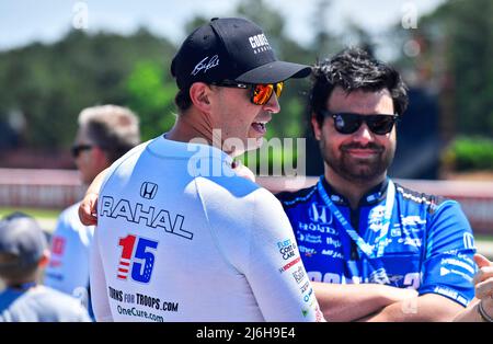 01. Mai 2022: Rahal Letterman Lanigan Racing-Honda Fahrer Graham Rahal besucht mit Crew-Mitgliedern vor dem Start des Honda Indy Grand Prix von Alabama in der NTT IndyCar Series im Barber Motorsports Park in Leeds, AL. Austin McAfee/CSM Stockfoto