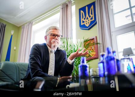 27. April 2022, Berlin: Andrij Melnyk, Botschafter der Ukraine in Deutschland, spricht in seinem Büro im Botschaftsgebäude mit Journalisten der Deutschen Presse-Agentur. Foto: Kay Nietfeld/dpa Stockfoto