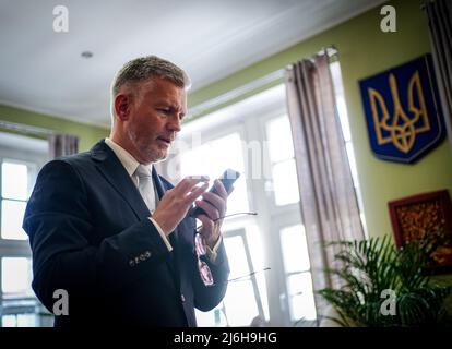 27. April 2022, Berlin: Andrij Melnyk, Botschafter der Ukraine in Deutschland, blickt in seinem Büro im Botschaftsgebäude am Rande eines Gesprächs mit Journalisten der Deutschen Presse-Agentur auf sein Smartphone. Foto: Kay Nietfeld/dpa Stockfoto