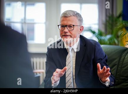 27. April 2022, Berlin: Andrij Melnyk, Botschafter der Ukraine in Deutschland, spricht in seinem Büro im Botschaftsgebäude mit Journalisten der Deutschen Presse-Agentur. Foto: Kay Nietfeld/dpa Stockfoto