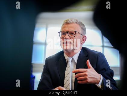 27. April 2022, Berlin: Andrij Melnyk, Botschafter der Ukraine in Deutschland, spricht in seinem Büro im Botschaftsgebäude mit Journalisten der Deutschen Presse-Agentur. Foto: Kay Nietfeld/dpa Stockfoto