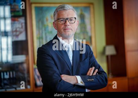 27. April 2022, Berlin: Andrij Melnyk, Botschafter der Ukraine in Deutschland, blickt in seinem Büro im Botschaftsgebäude am Rande eines Gesprächs mit Journalisten der Deutschen Presse-Agentur in die Kamera des Fotografen. Foto: Kay Nietfeld/dpa Stockfoto
