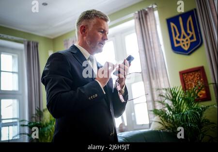 27. April 2022, Berlin: Andrij Melnyk, Botschafter der Ukraine in Deutschland, blickt in seinem Büro im Botschaftsgebäude am Rande eines Gesprächs mit Journalisten der Deutschen Presse-Agentur auf sein Smartphone. Foto: Kay Nietfeld/dpa Stockfoto