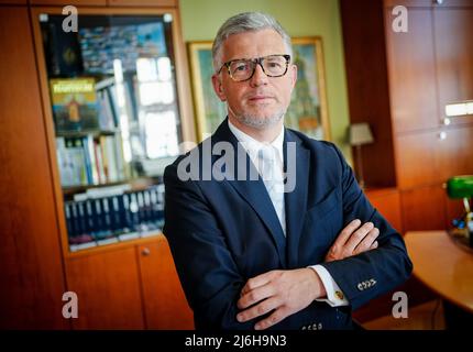 27. April 2022, Berlin: Andrij Melnyk, Botschafter der Ukraine in Deutschland, blickt in seinem Büro im Botschaftsgebäude am Rande eines Gesprächs mit Journalisten der Deutschen Presse-Agentur in die Kamera des Fotografen. Foto: Kay Nietfeld/dpa Stockfoto