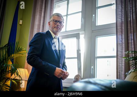 27. April 2022, Berlin: Andrij Melnyk, Botschafter der Ukraine in Deutschland, blickt in seinem Büro im Botschaftsgebäude am Rande eines Gesprächs mit Journalisten der Deutschen Presse-Agentur in die Kamera des Fotografen. Foto: Kay Nietfeld/dpa Stockfoto