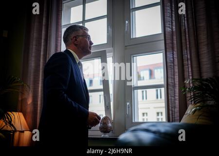 27. April 2022, Berlin: Andrij Melnyk, Botschafter der Ukraine in Deutschland, blickt aus dem Fenster seines Büros im Botschaftsgebäude am Rande eines Gesprächs mit Journalisten der Deutschen Presse-Agentur. Foto: Kay Nietfeld/dpa Stockfoto