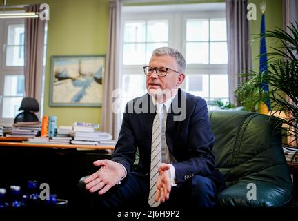 27. April 2022, Berlin: Andrij Melnyk, Botschafter der Ukraine in Deutschland, spricht in seinem Büro im Botschaftsgebäude mit Journalisten der Deutschen Presse-Agentur. Foto: Kay Nietfeld/dpa Stockfoto