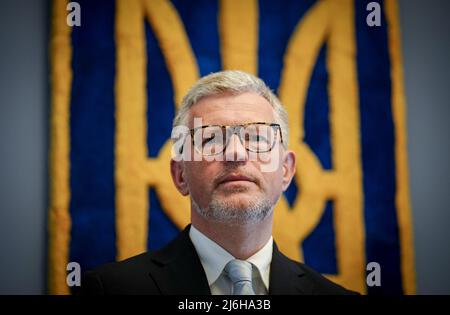 27. April 2022, Berlin: Andrij Melnyk, Botschafter der Ukraine in Deutschland, blickt vor dem Wappen der Ukraine im Botschaftsgebäude am Rande eines Gesprächs mit Journalisten der Deutschen Presseagentur in die Kamera des Fotografen. Foto: Kay Nietfeld/dpa Stockfoto