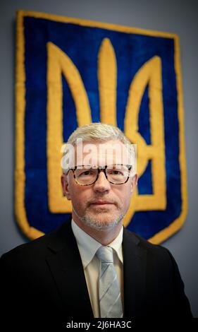 27. April 2022, Berlin: Andrij Melnyk, Botschafter der Ukraine in Deutschland, blickt vor dem Wappen der Ukraine im Botschaftsgebäude am Rande eines Gesprächs mit Journalisten der Deutschen Presseagentur in die Kamera des Fotografen. Foto: Kay Nietfeld/dpa Stockfoto