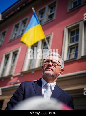27. April 2022, Berlin: Andrij Melnyk, Botschafter der Ukraine in Deutschland, steht vor dem Botschaftsgebäude am Rande eines Interviews mit Journalisten der Deutschen Presseagentur. Foto: Kay Nietfeld/dpa Stockfoto