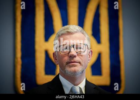 27. April 2022, Berlin: Andrij Melnyk, Botschafter der Ukraine in Deutschland, blickt vor dem Wappen der Ukraine im Botschaftsgebäude am Rande eines Gesprächs mit Journalisten der Deutschen Presseagentur in die Kamera des Fotografen. Foto: Kay Nietfeld/dpa Stockfoto
