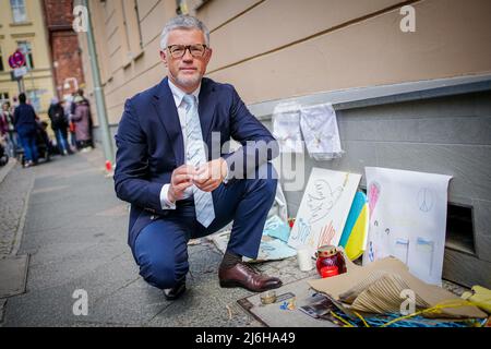 27. April 2022, Berlin: Andrij Melnyk, ukrainischer Botschafter in Deutschland, blickt am Rande eines Gesprächs mit Journalisten der Deutschen Presse-Agentur in die Kamera des Fotografen vor dem Botschaftsgebäude. Foto: Kay Nietfeld/dpa Stockfoto