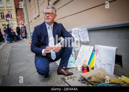 27. April 2022, Berlin: Andrij Melnyk, Botschafter der Ukraine in Deutschland, vor dem Botschaftsgebäude am Rande eines Gesprächs mit Journalisten der Deutschen Presse-Agentur. Foto: Kay Nietfeld/dpa Stockfoto