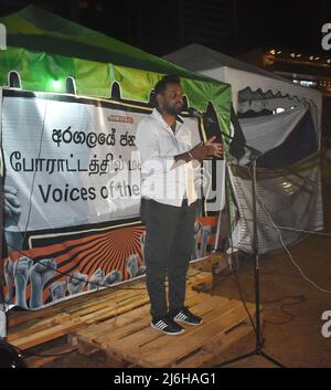 Colombo, Sri Lanka. 1. Mai 2022. Am 1. Mai wurden im ganzen Land Proteste abgehalten, die den sofortigen Rücktritt des Präsidenten, des Premierministers und der Regierung forderten. Kundgebungen am 1. Mai brachten Tausende von Menschen nach Galle Face Green, wo die Proteste seit 23 Tagen andauern. Stockfoto