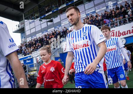 Odense, Dänemark. 01., Mai 2022. Mihajlo Ivancevic von ob tritt im Nature Energy Park in Odense beim Superliga-Spiel 3F zwischen Odense Boldklub und Aarhus GF in das Feld ein. (Foto: Gonzales Photo - Kent Rasmussen). Stockfoto