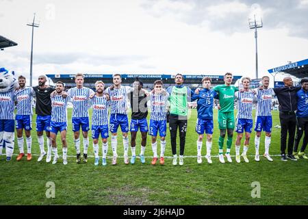 Odense, Dänemark. 01., Mai 2022. Die Spieler von ob feiern mit den Fans nach dem Superliga-Spiel 3F zwischen Odense Boldklub und Aarhus GF im Nature Energy Park in Odense. (Foto: Gonzales Photo - Kent Rasmussen). Stockfoto