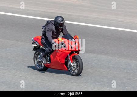 68 Rotes Superbike Ducati 749 Supersportmotorrad auf der Autobahn M61 in Großbritannien Stockfoto