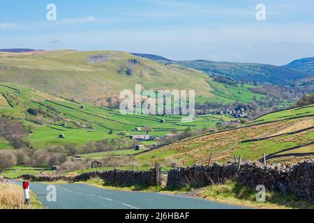 Thwaite, North Yorkshire, Großbritannien. 20. April 2022. Schmetterlinge passieren im Frühling. Die Straße führt von Hawes nach Thwaite, Yorks Stockfoto