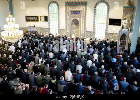 2022-05-02 07:02:00 ROTTERDAM - Muslime während der Morgengebete in der Mevlana Moschee. Eid al-Fitr, der letzte Tag des Fastenmonats, wird hier gefeiert. Die große Party voller Leckereien, Geschenke und Besuche bei Verwandten und Freunden kann auch in diesem Jahr zum ersten Mal stattfinden, wie es vor dem Ausbruch des Coronavirus üblich war. ANP SEM VAN DER WAL niederlande Out - belgien Out Stockfoto