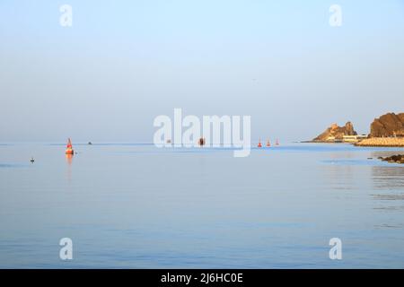 März 15 2022 - Maskat, Oman, Naher Osten: Küstenlandschaft des Marinehafens Stockfoto