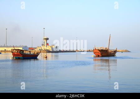 März 15 2022 - Maskat, Oman, Naher Osten: Küstenlandschaft des Marinehafens Stockfoto