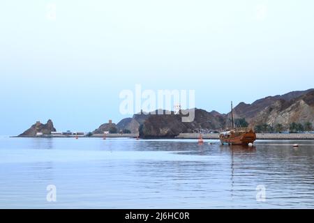 März 15 2022 - Maskat, Oman, Naher Osten: Küstenlandschaft des Marinehafens Stockfoto