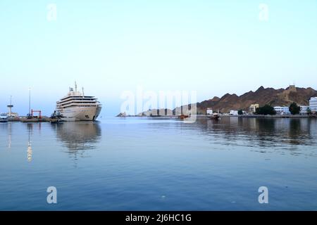 März 15 2022 - Maskat, Oman, Naher Osten: Küstenlandschaft des Marinehafens Stockfoto