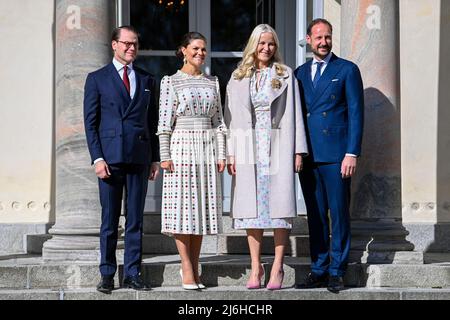 Stockholm, Schweden 20220502.(von links nach rechts) Prinz Daniel, Kronprinzessin Victoria Ingrid Alice Désirée, Kronprinzessin Mette-Marit und Kronprinz Haakon vor dem Haga-Palast in Stockholm. Foto: Annika Byrde / NTB Stockfoto