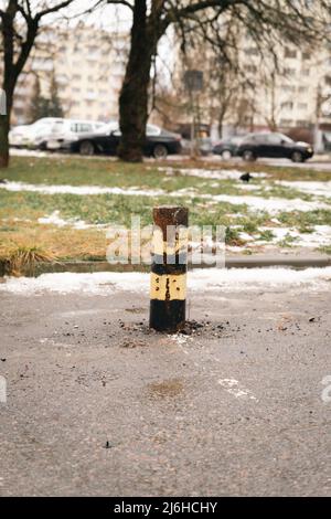 Das Auto stürzte in eine Betonsäule, die Verstärkungsdrähte sind beschädigt Stockfoto