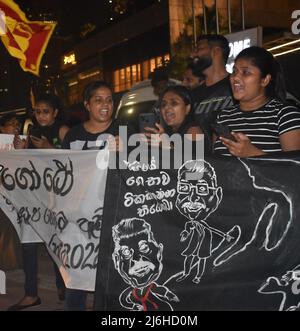 Colombo, Sri Lanka. 1. Mai 2022. Am 1. Mai wurden im ganzen Land Proteste abgehalten, die den sofortigen Rücktritt des Präsidenten, des Premierministers und der Regierung forderten. Kundgebungen am 1. Mai brachten Tausende von Menschen nach Galle Face Green, wo die Proteste seit 23 Tagen andauern. Stockfoto