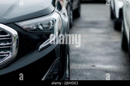 Scheinwerferlampe von Neuwagen. Detail auf einem der LED-Scheinwerfer modernen Auto. Nahaufscheinwerfern des Autos. Stockfoto