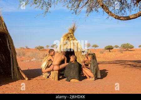 San (Saan) Buschmänner, halb-nomadische indigene Jäger und Sammler, leben in Familiengruppen oder Verwandtschaften in der Kalahari-Wüste, Namibia, Südwestafrika Stockfoto