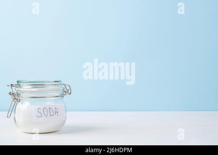 Glas Soda auf blauem Hintergrund, Platz für Text. Das Konzept organischer Fleckentferner. Hochwertige Fotos Stockfoto