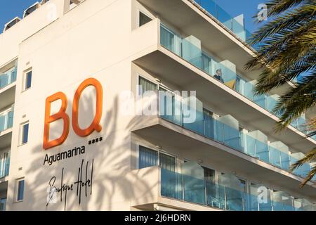 Can Pastilla, Spanien; april 23 2022: Hauptfassade des Boutique-Hotels BQ Aguamarina im mallorquinischen Ferienort Cala Estancia. Spanien Stockfoto