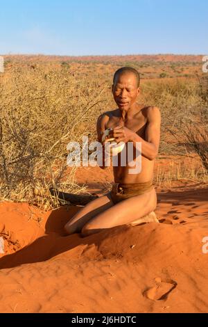 San (Saan) Buschmänner, einheimische Jäger und Sammler, begraben Straußeneier, gefüllt mit Wasser für die Trockenzeit, Kalahari-Wüste, Namibia, Südwestafrika Stockfoto