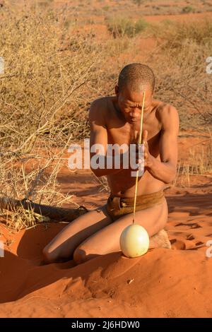 San (Saan) Buschmänner, einheimische Jäger und Sammler, begraben Straußeneier, gefüllt mit Wasser für die Trockenzeit, Kalahari-Wüste, Namibia, Südwestafrika Stockfoto