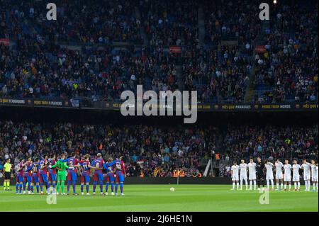 Barcelona, Spanien. 01.. Mai 2022. Tribute Minute vor dem Liga-Spiel zwischen dem FC Barcelona und der RCD Mallorca im Camp Nou in Barcelona, Spanien. Bild: DAX Images/Alamy Live News Stockfoto