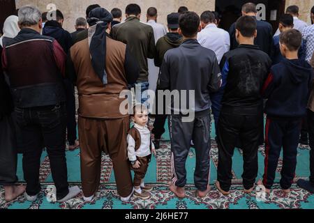 02. Mai 2022, Syrien, Idlib: Syrische Muslime verrichten Eid al-Fitr-Gebet in einer Moschee in der Stadt Idlib. Foto: Anas Alkharboutli/dpa Stockfoto